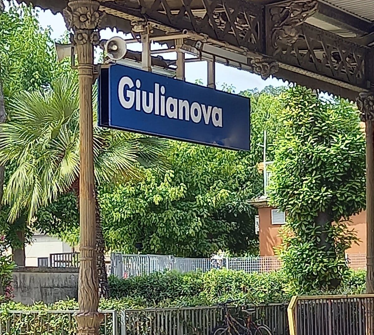 Giulianova Rissa Tra Stranieri Nel Piazzale Della Stazione Ci Sono