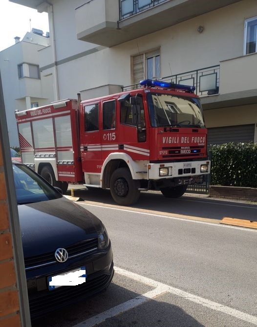 Giulianova Paura In Via Ippolito Nievo Tenta Di Togliersi La Vita